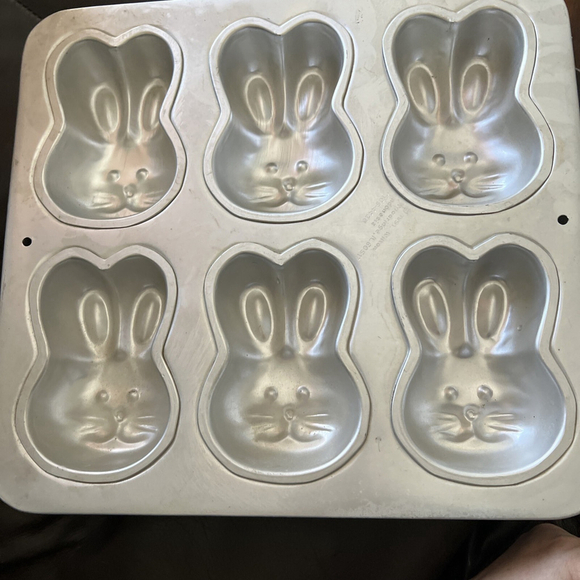 Mini BUNNIES Wilton 2105-4426 Bunny Pan 1992 RETIRED~6 Spring Rabbit Cakes - Picture 2 of 2